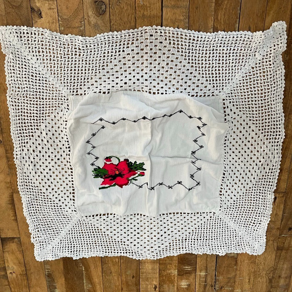 Embroidered Poinsettia Mexican Tortilla Servilleta Crochet Border 21 x 22in